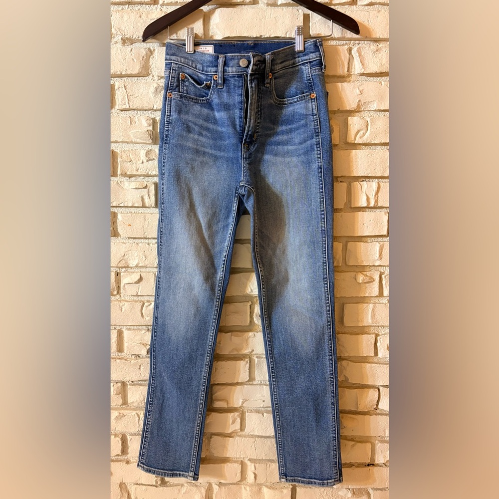 Like New GAP Women's Straight Leg Blue Jeans